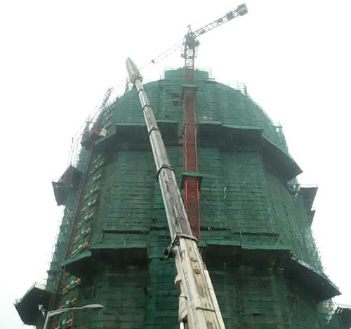 新乡市吊车在工地上作业